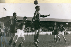 845994 Afbeelding van een spelmoment uit de wedstrijd van voetbalvereniging Velox tegen H.V.V., op het sportterrein van ...